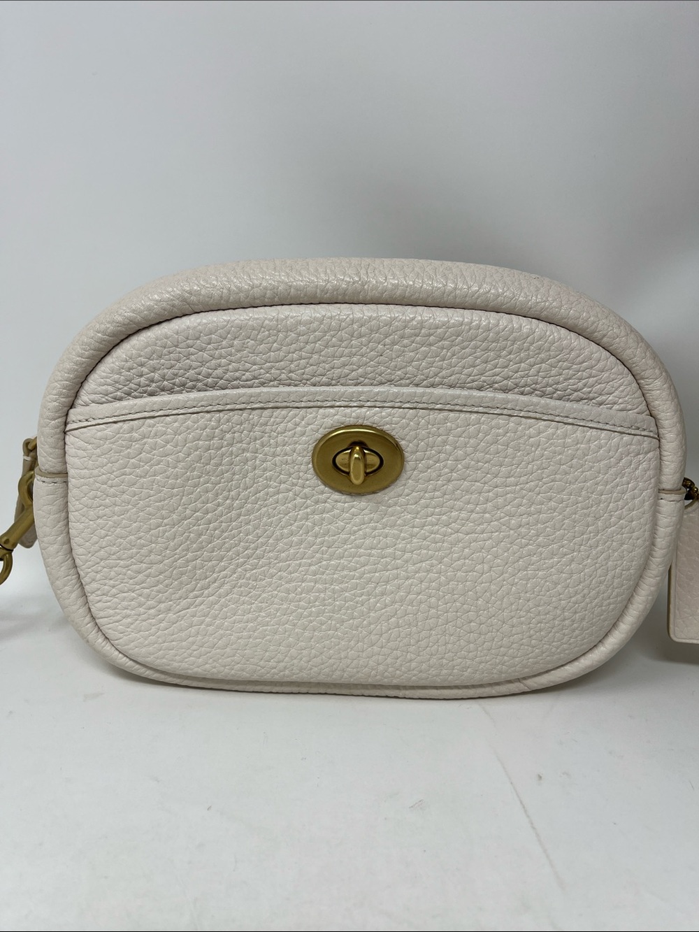 COACH CAMERA BAG PEBBLED LEATHER IN CHALK COLOR BRASS TURN LOCK CROSSBODY - Picture 3 of 16